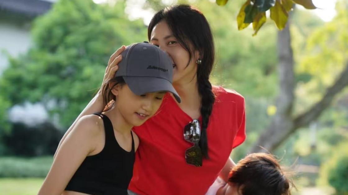 孙莉晒女儿日常引热议！11岁黄少艾运动装抢镜侧脸跟黄磊一个模子