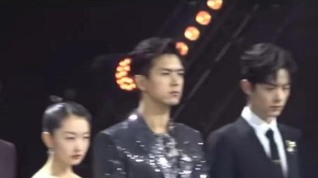 刘亦菲对孟子义的夸奖展观其多重魅力。“四大名捕”剧组最抢眼