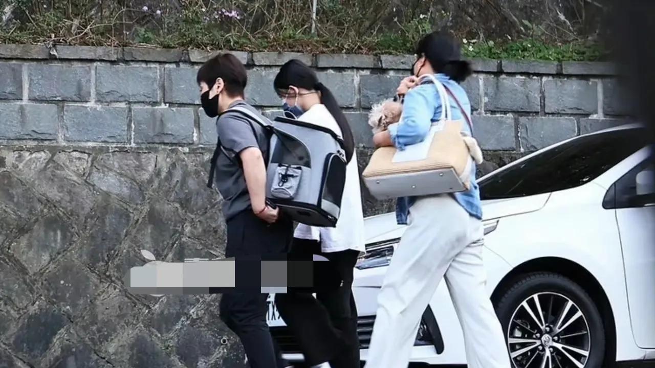 汪小菲带女儿出门散心！玥儿吃甜品时开心大笑，被继母照顾的很好