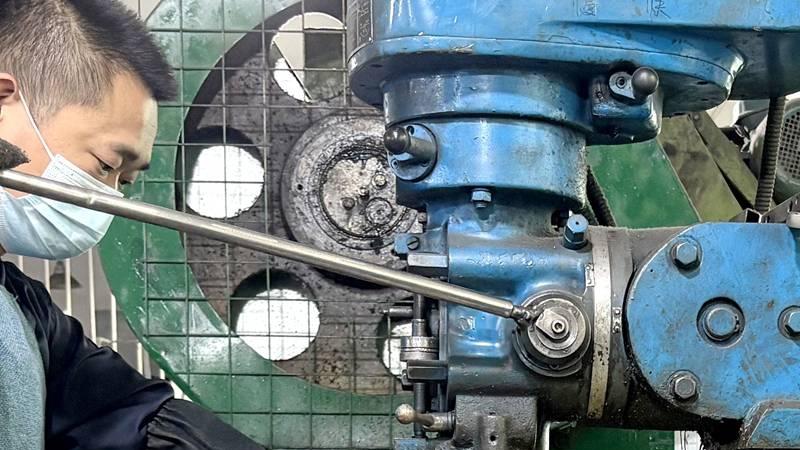 亨利·布雷尔利发明不锈钢 德洛的皮沙发演绎现代家具新典范