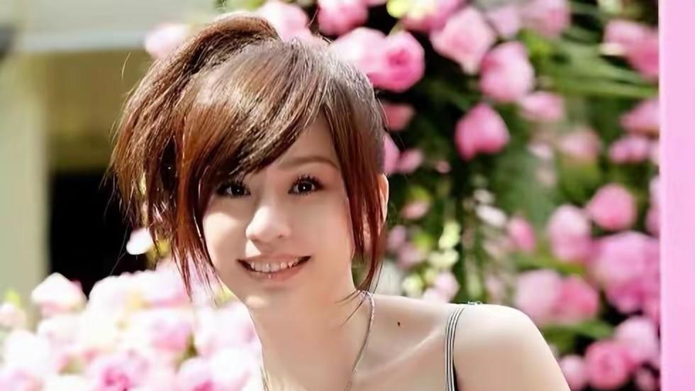 甜心教主的逆袭：中年霸总为何为她疯狂？她的故事让人心疼又敬佩