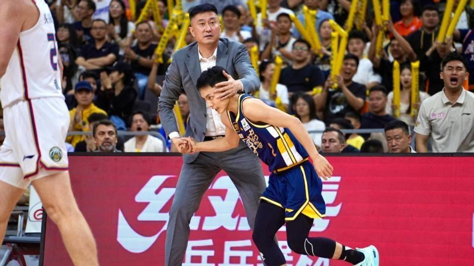 杜锋又想要个沃特斯？媒体人：广东男篮报价后卫外援达隆-拉塞尔