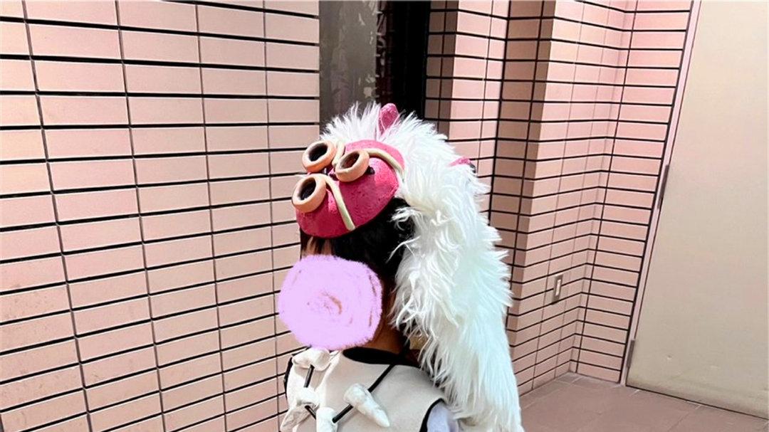 妈妈用低成本道具将女儿Cos成了《幽灵公主》小桑，网友：有爱