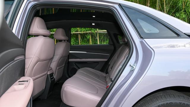 比亚迪秦 L EV对比小鹏 MONA M03 ：风格、空间与动力的差异？