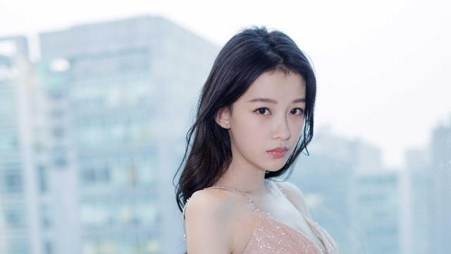 孙怡离婚后首曝新家！5岁女儿正面首登综艺，五观轮廓太像董子健！