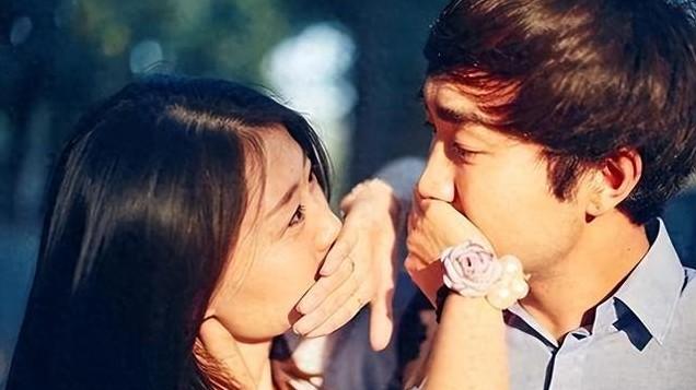 偷偷对你动心的女人，往往不会明说，但会用这4种方式“撩”你！