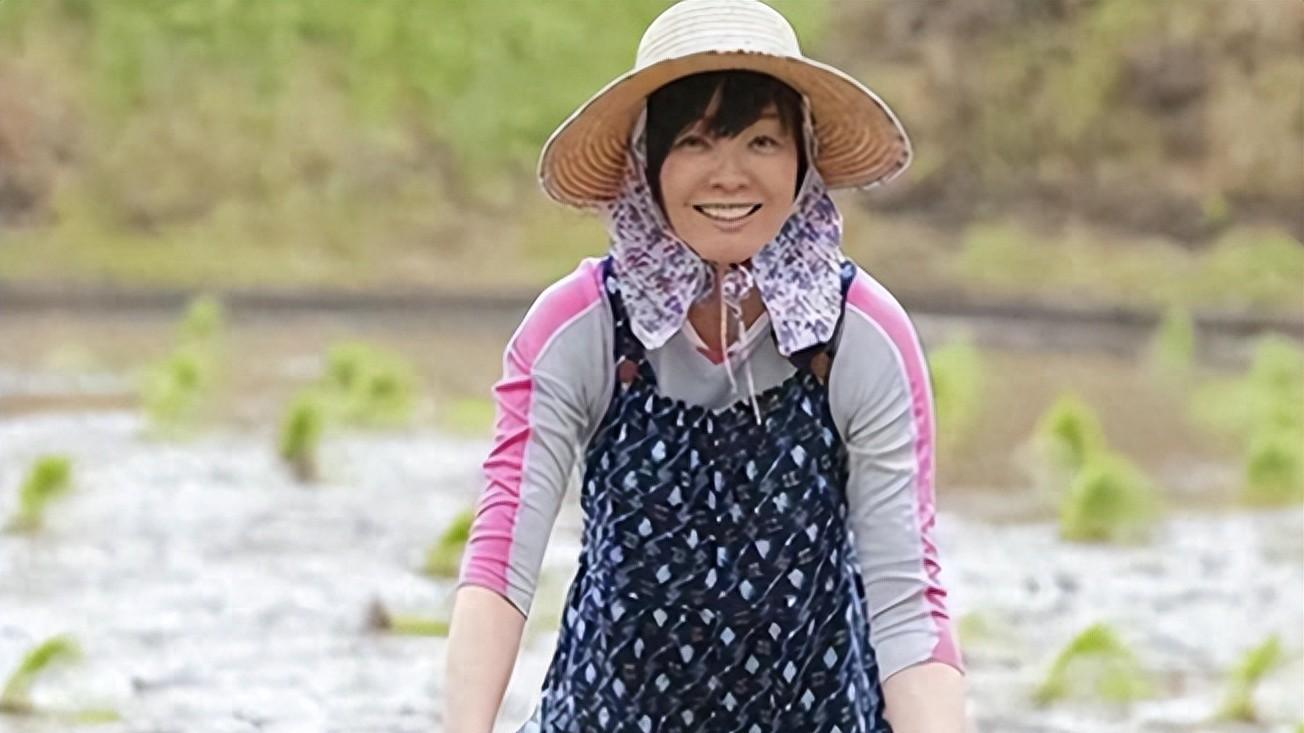 安倍晋三死后妻子的生活：每周都去田地耕作，自带饭团，仍很风光