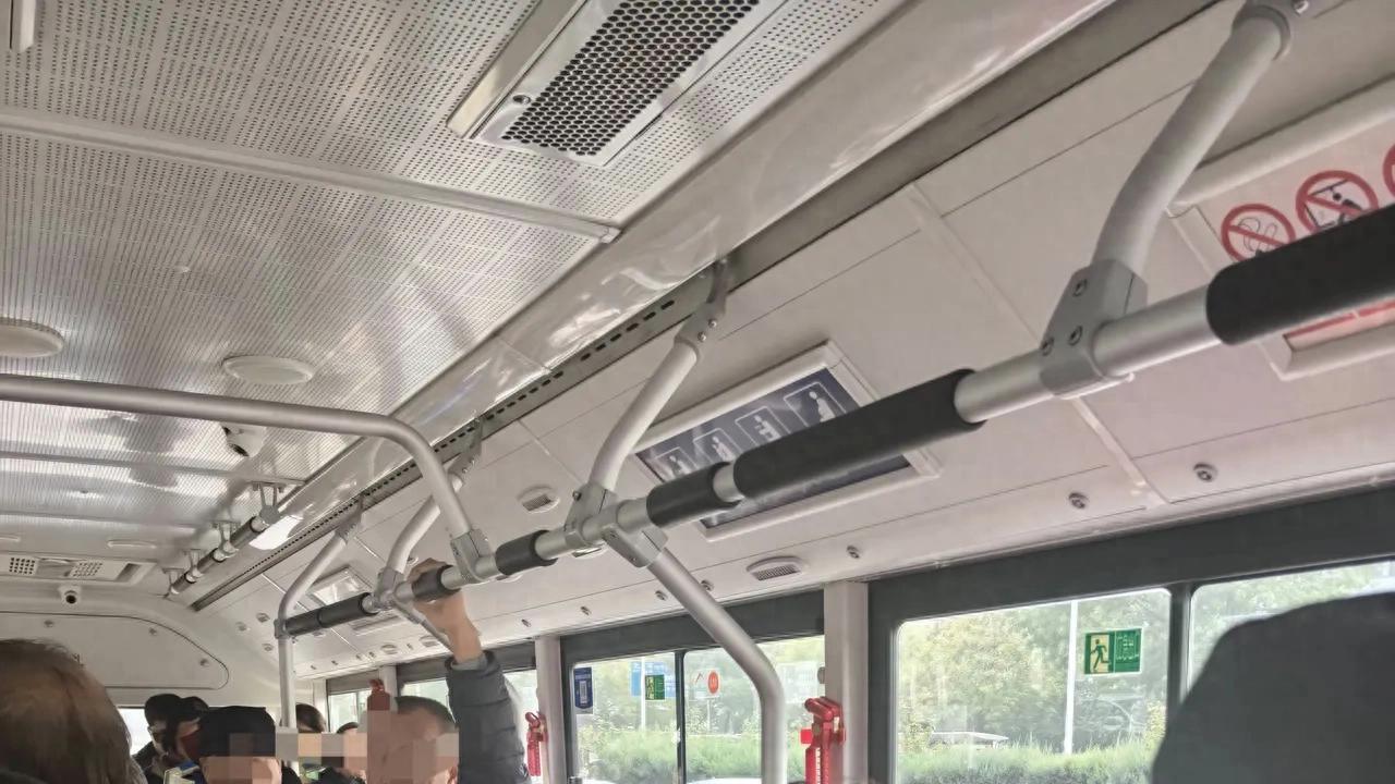 聊聊老年卡和公交出行，早晚高峰错个峰，相互理解更舒心