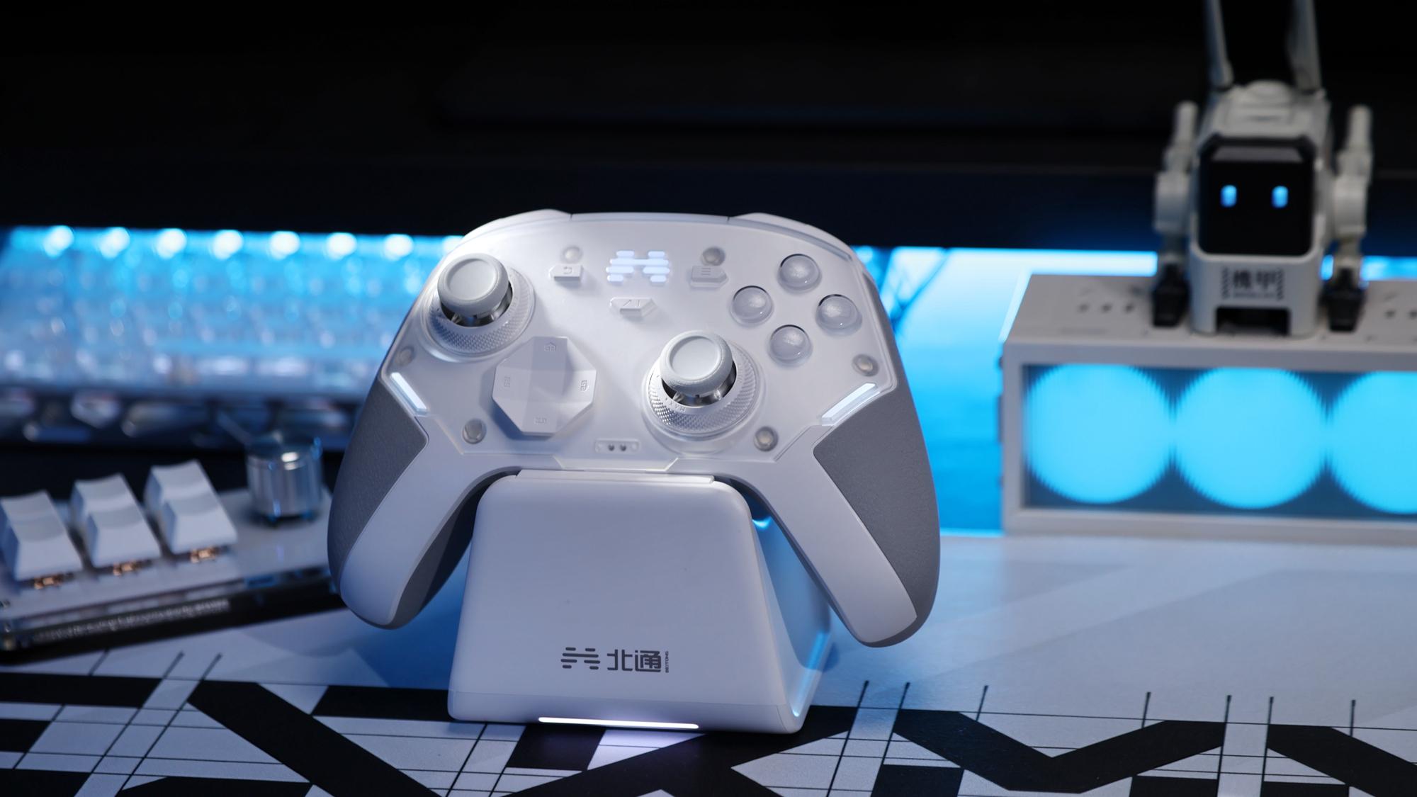 兼具硬核操控与智控黑科技，北通鲲鹏40御铠白好用实力派手柄！
