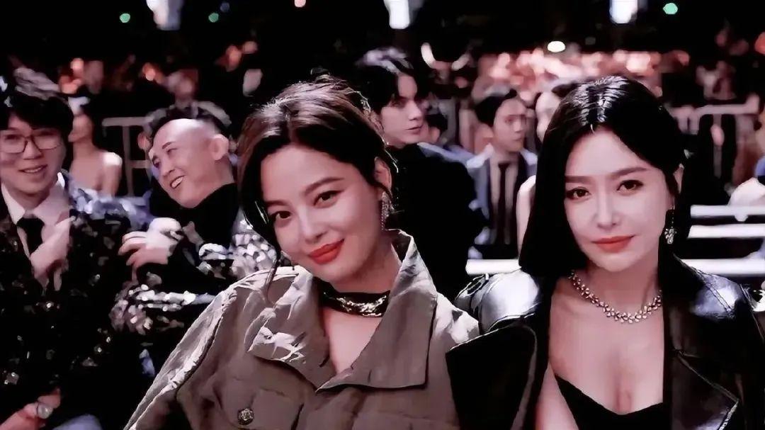 辛芷蕾下楼梯撩裙子露大腿引热议，身材真好，网友：和秦岚有一拼