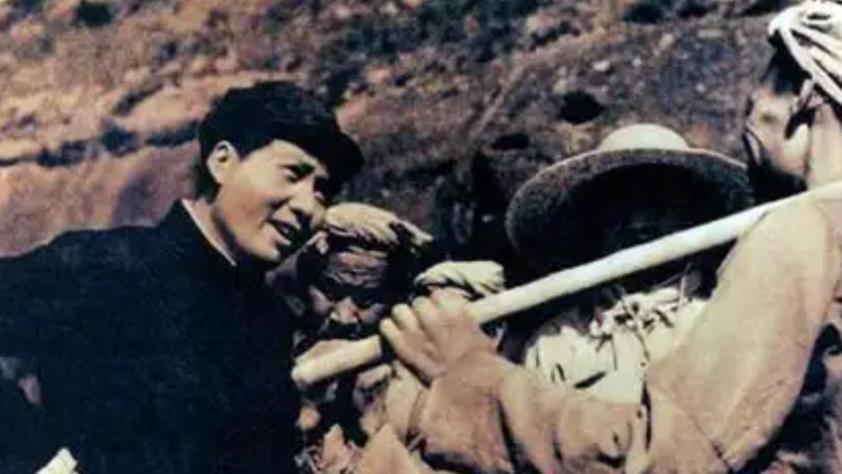 毛主席街头考察被群众认出，随身物品清理出七八框