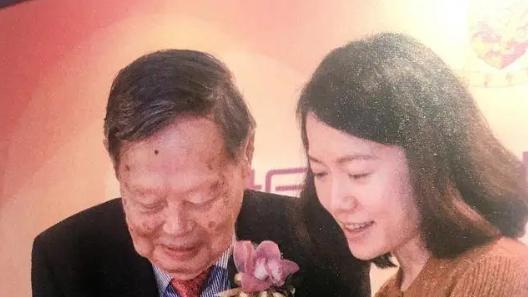 在医院冻下9颗卵子，翁帆也许已想好退路，杨振宁又是如何打算