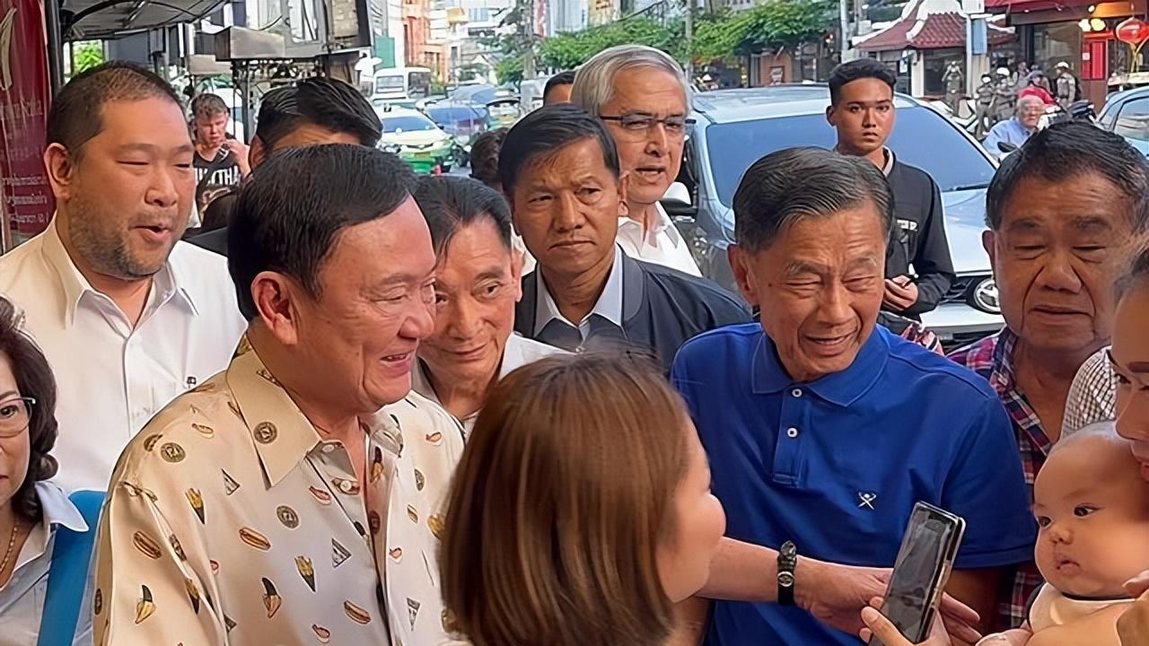 75岁他信到中国城吃饭！吃街边餐太接地气，穿花衬衫逛市场很亲民