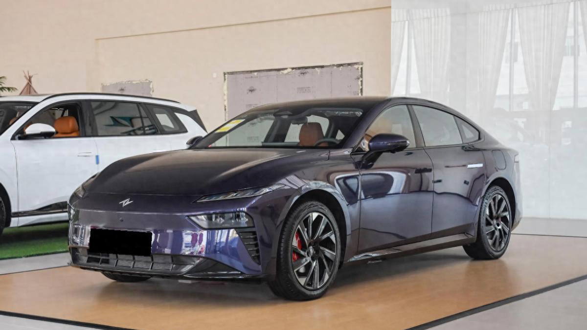 这C级车标配电动尾翼+主驾按摩，纯电增程可选，限时13.46万起