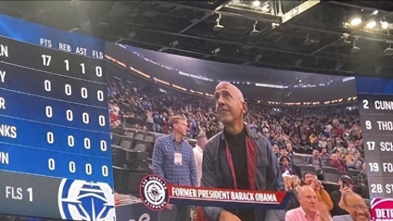 奥巴马现身快船主场！与鲍尔默相谈甚欢 球迷集体鼓掌欢迎