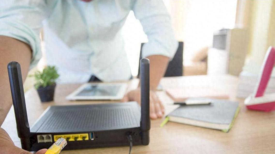 WiFi信号弱？插头方向调整后网速立马提升，原因你知道吗？