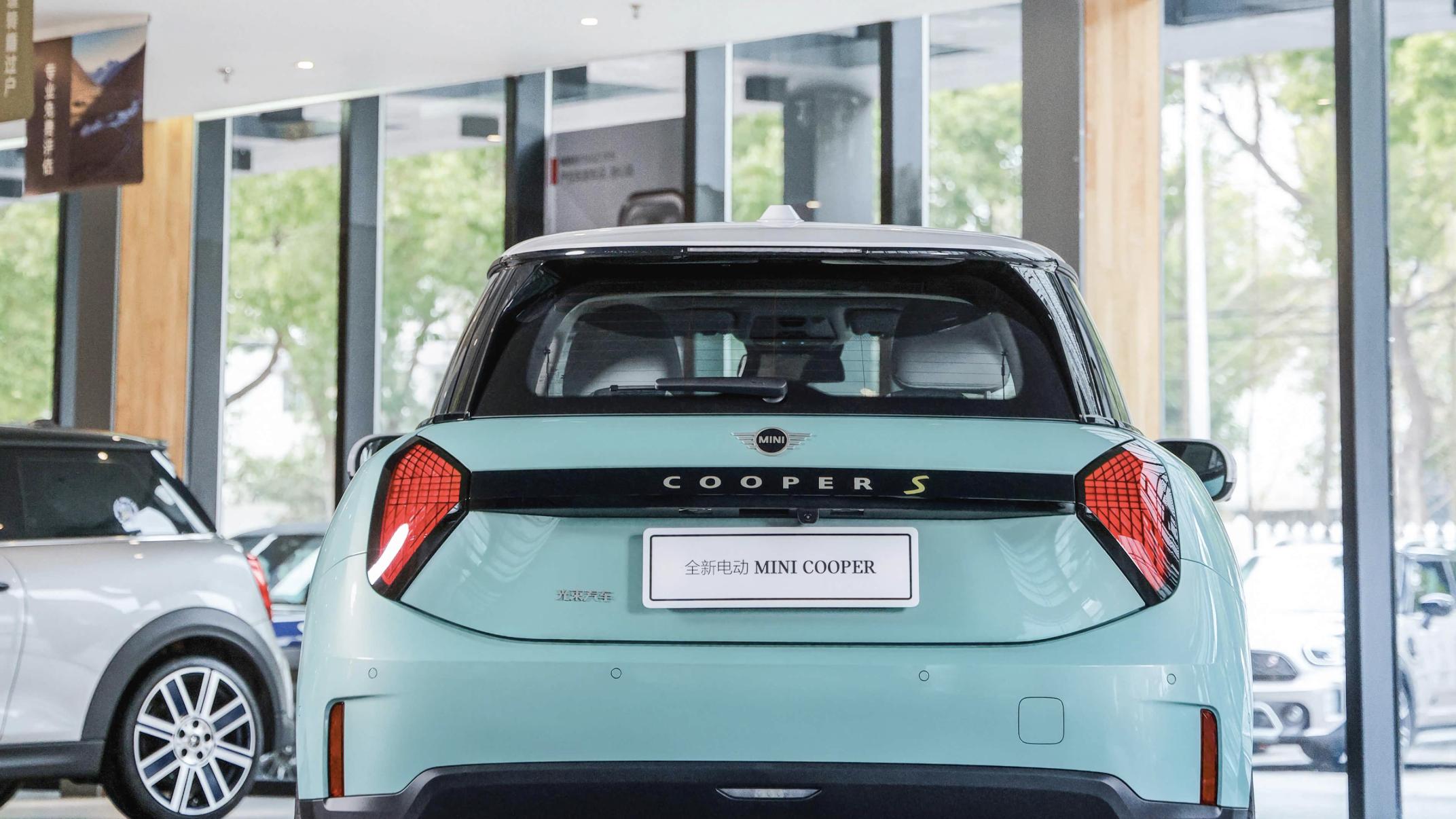 MINI COOPER再进化，经典外观重现，内饰科幻，提供两套动力