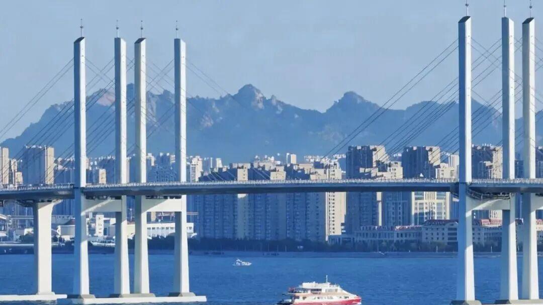 冬游青岛藏不住了！6万人次“海上穿越大桥”