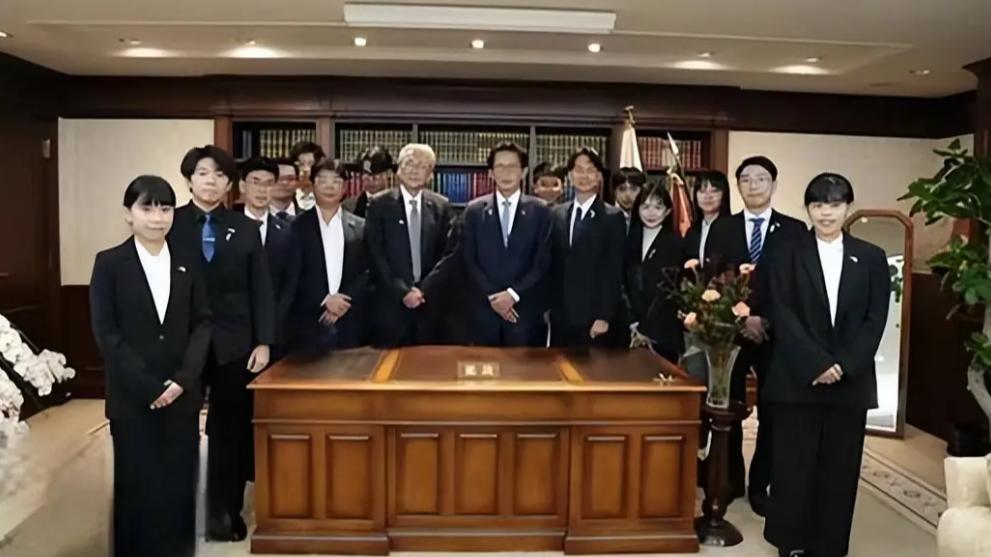 黄国昌力挺高市早苗，进入日本首相府，临走前与众人合影留念