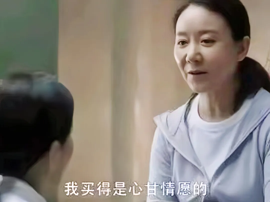 《三十而已》：“销冠”王漫妮永远不知，买400万珠宝的陈女士2次拒绝同事微信，恰恰是她的精明之处