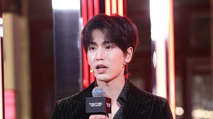 张凌赫：初绽光芒，探寻多元演艺风
