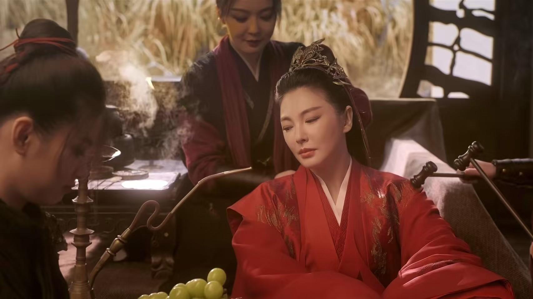《笑傲江湖》 “恋爱脑 ”东方不败永远也不会知道，她爱上令狐冲等于自己一腔真心喂了狗