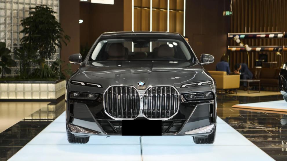 宝马老了还是“宝马”，26款宝马7系上市，配置增加定价不变