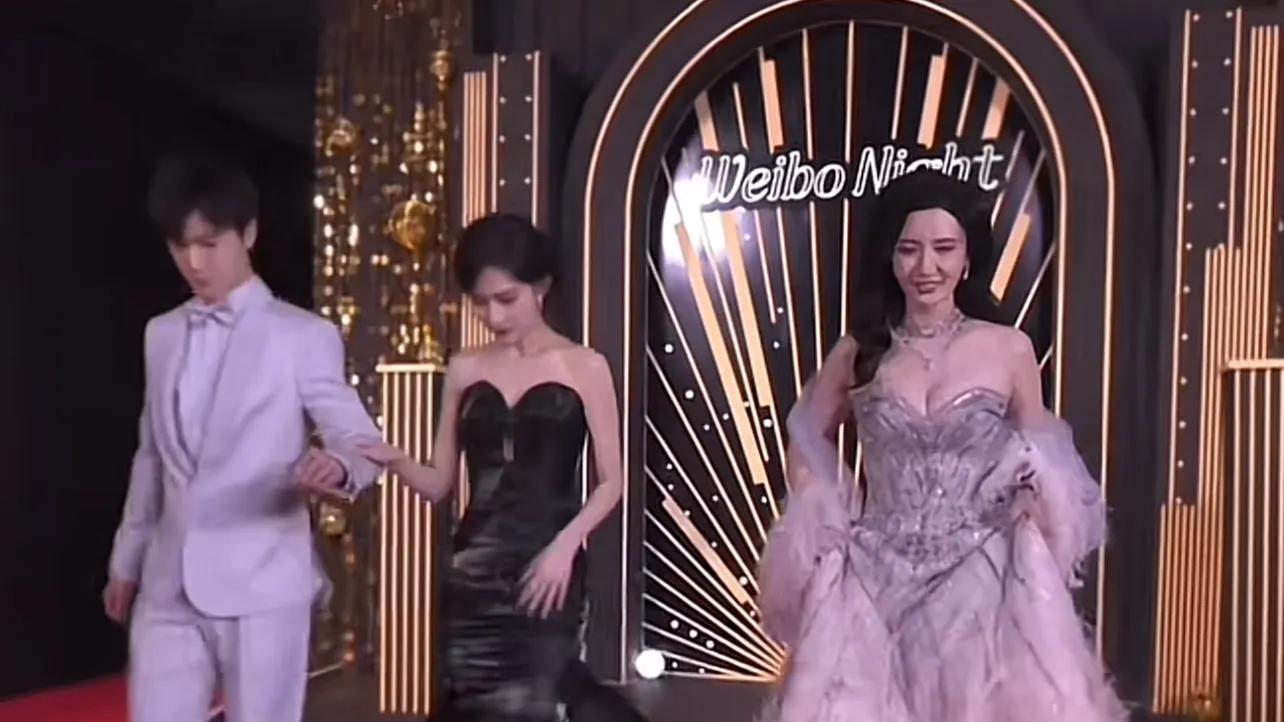 老板娘又正大光明的半遮半露了 上次“辣眼”这次大写的“尴尬”