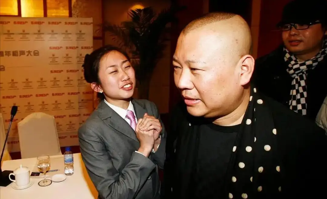 抛弃落魄的郭德纲，撇下4岁郭麒麟，远赴日本务工的胡中惠今怎样