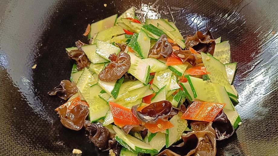 黄瓜炒鸡蛋：这么做，比肉菜还香，孩子最爱