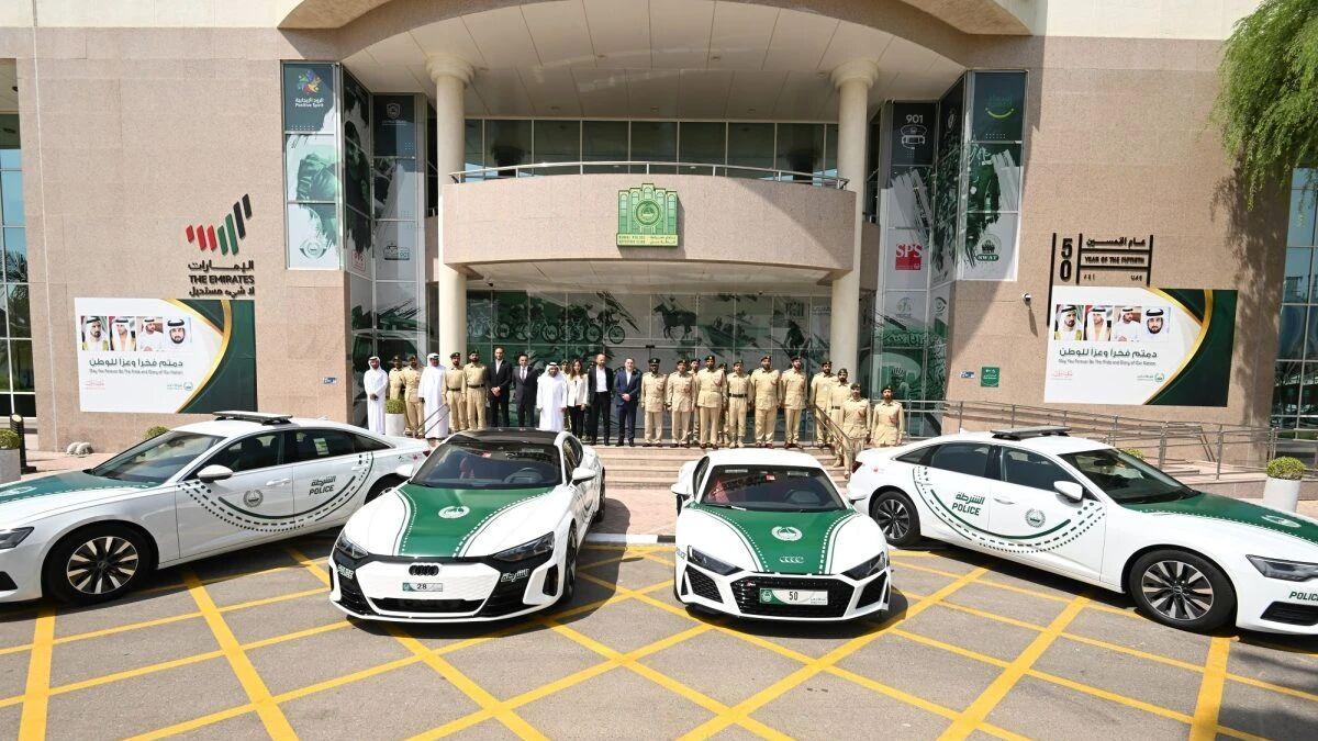 迪拜警方新座驾？Mansory改法拉利SUV，双层尾翼+碳纤后杠画风炸裂