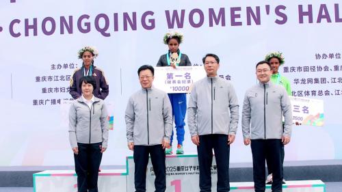 问界领航2025重庆女子半程马拉松赛，以科技赋能“她力量”绽放山城