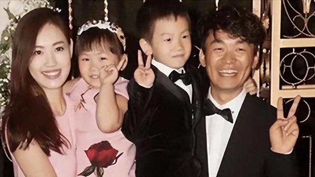时过境迁，王宝强今年已经43岁，经历过家庭的风波后，他的事业不仅重新有了起色，两个孩子也逐渐长大