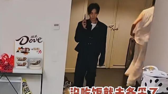 全网抵制！拿没教养当个性的她，终于惹了众怒！难怪金靖都嫌弃她