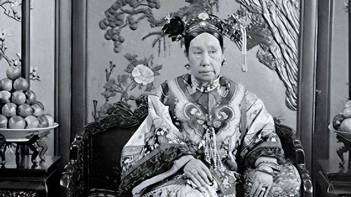 慈禧每日凌晨3点多就起床，8点才上朝，中间的5个小时她都在干嘛