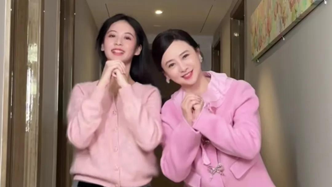 翁虹布置新年，17岁女儿帮忙，她穿短衣秀出大长腿，身材比妈妈好