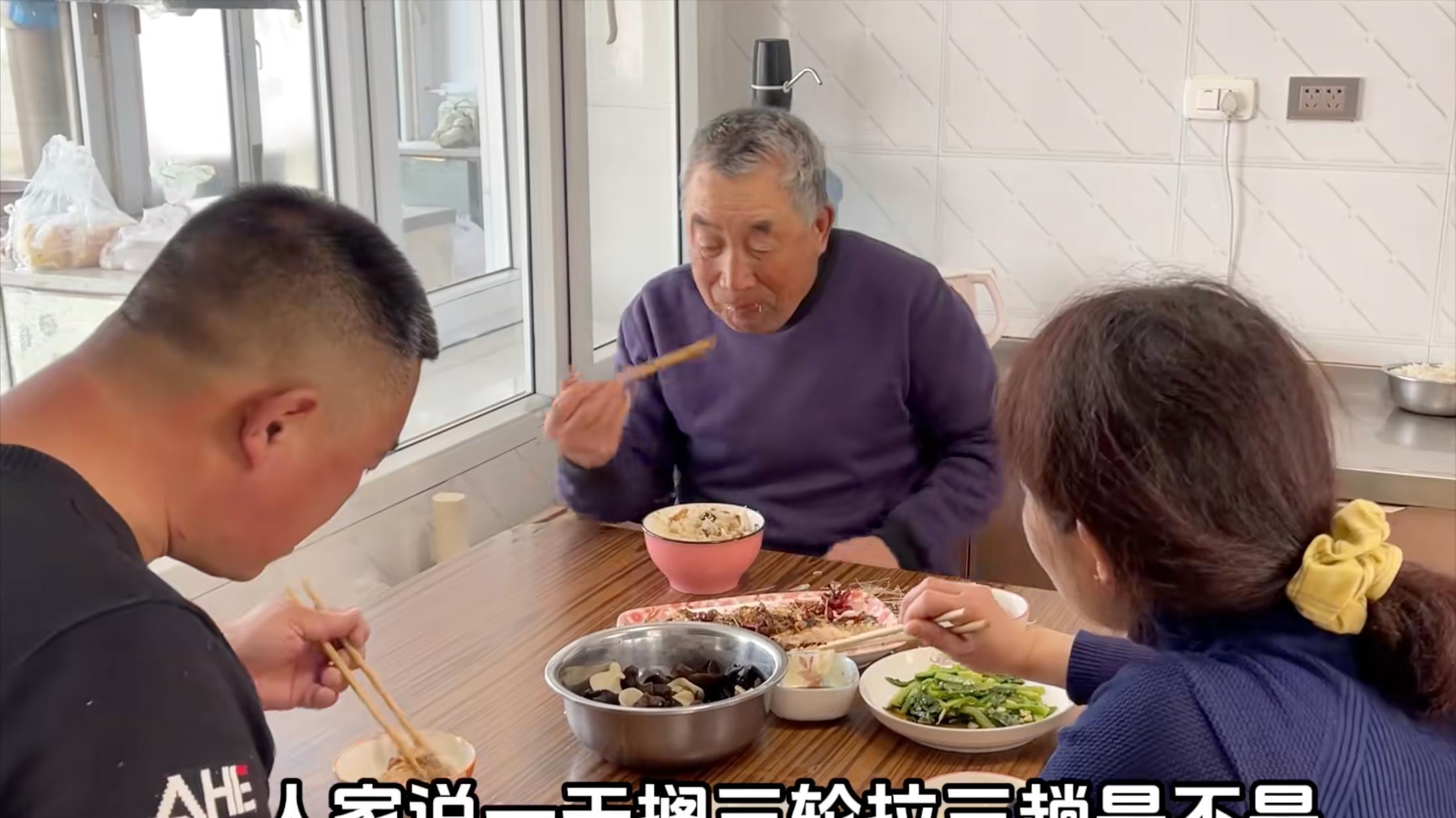 东北开春吃臭鱼引热议，给活鱼都不换，就吃嘎臭这股味，越嚼越香