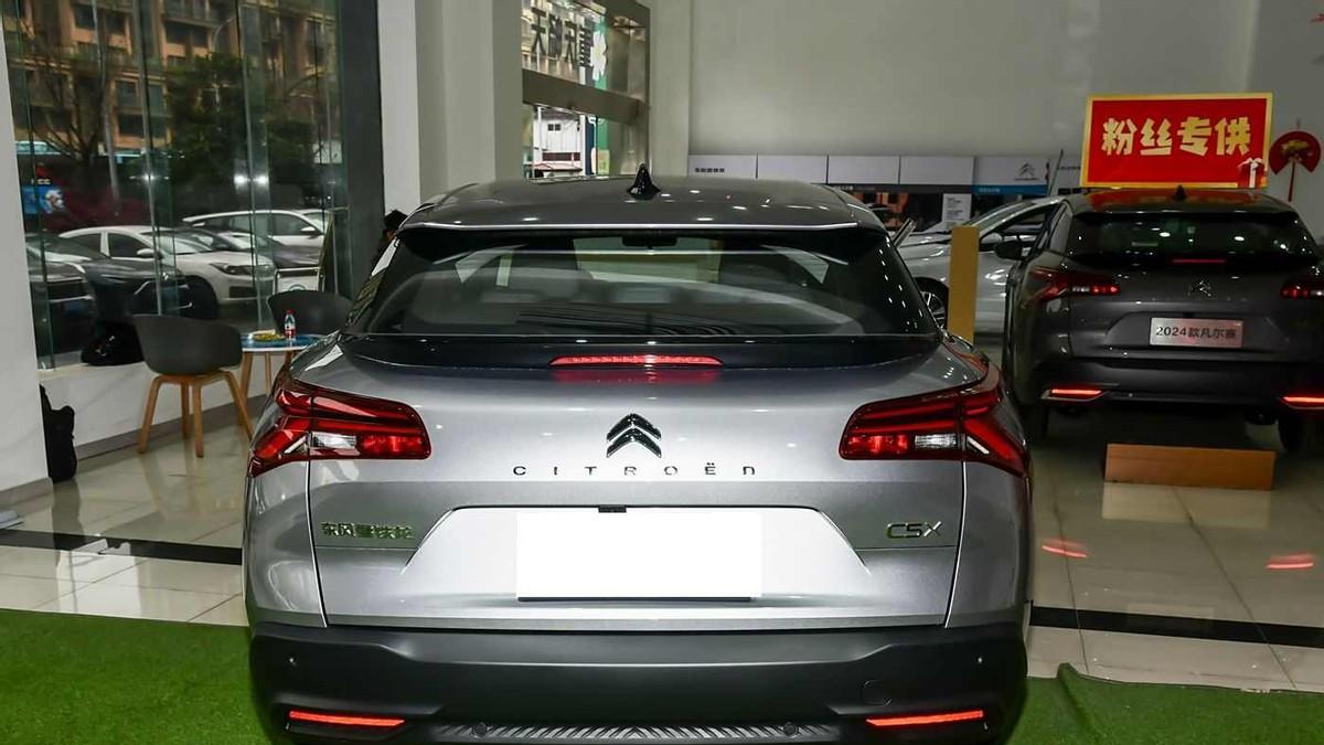 凡尔赛C5 X新增两款海外版，1.6T发动机，指导价13.77万，能买？