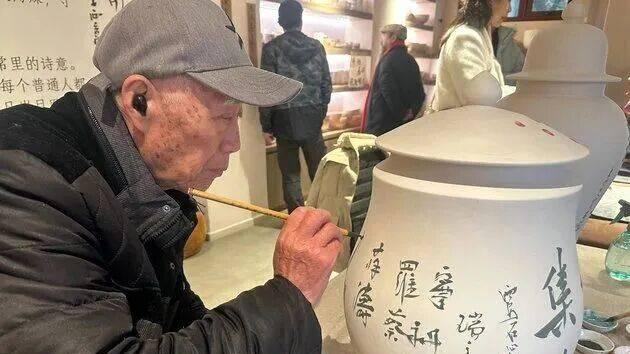 长安瓷缘·官窑民享：百位书画大家广仁寺下“点瓷成金”，千年官窑火首次照进寻常生活