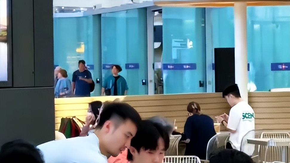国乒连夜离开印度！落地后先炫饭，王楚钦胡子拉碴，网友好奇一点