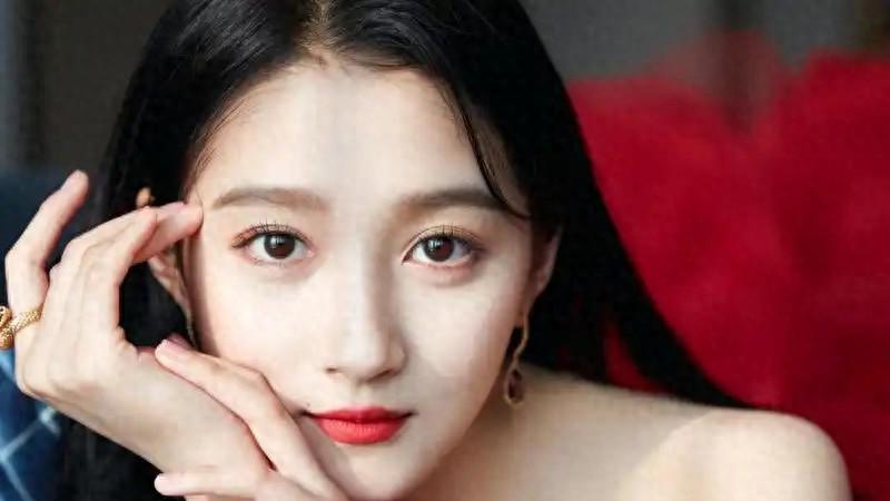 关晓彤回应戴戒指：只是装饰，别想太多！