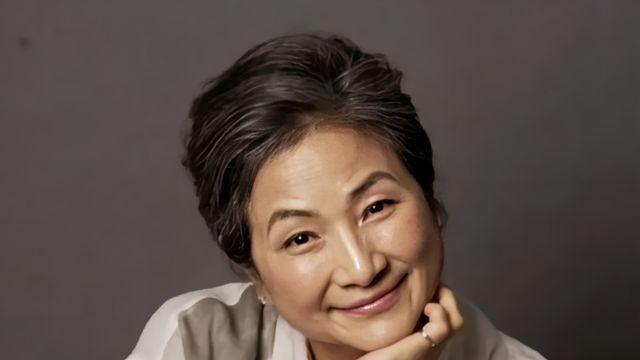 女星郑佩佩离世一年，其儿子为妻子治病众筹医院费，却遭到质疑