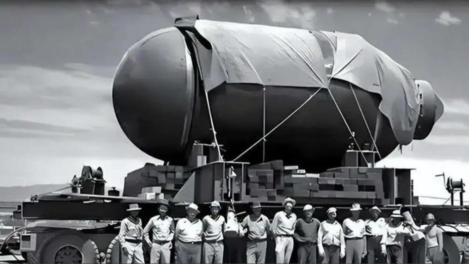 1951年麦克阿瑟狂言：准备26颗原子弹扔给中国！几小时后，就被撤职