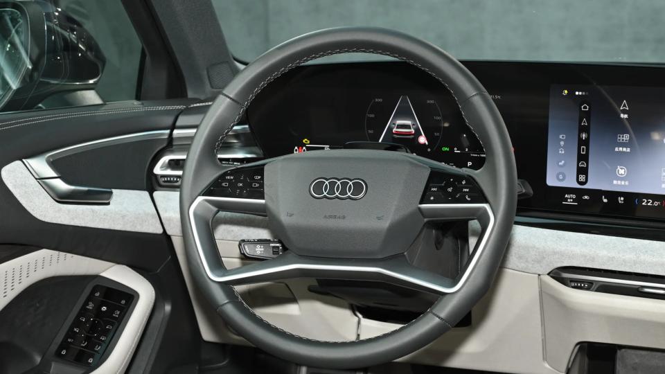 奥迪A4L销量持续低迷！全新奥迪A5L亮相上海车展，能否逆袭？