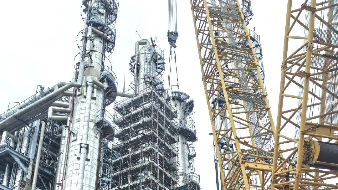 受限空间内的精准操作：上海腾发800吨履带吊担当广州石化吊装重任！