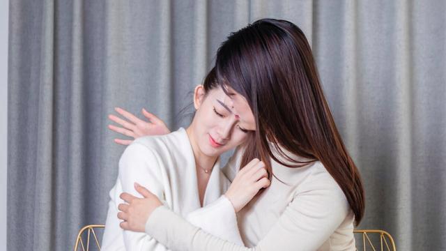 大舅盖房我家出1000，弟弟结婚他只给200，这亲戚还能处吗？