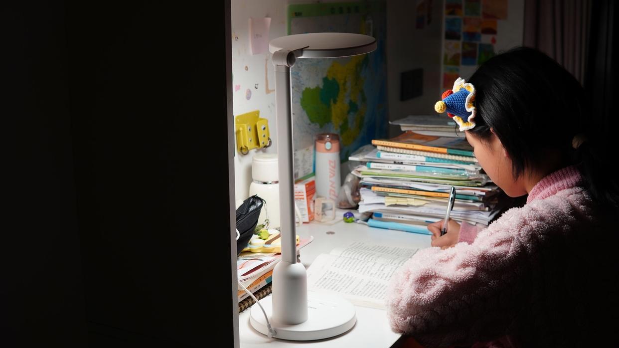 护眼更养眼，光照亮且广——书客SKY护眼台灯