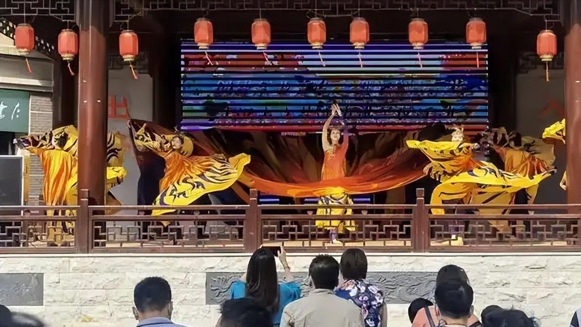 她一生无儿无女，与导演同居27年不幸离世，2年后男朋友随她而去