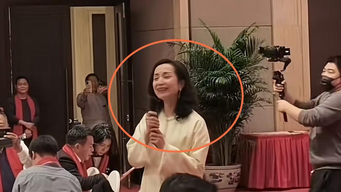 49岁汤灿现身年会商演，卖力互动风光在不，曝出场费只有十分之一