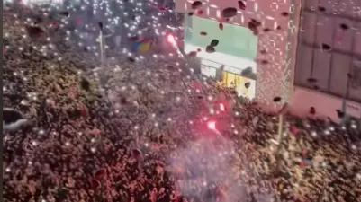 惊！元旦杭州跨年放飞气球时有人在人群中点燃烟花，警方当场控制